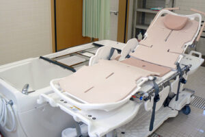 介護施設の医務室に設置された診察用ベッドと医療機器